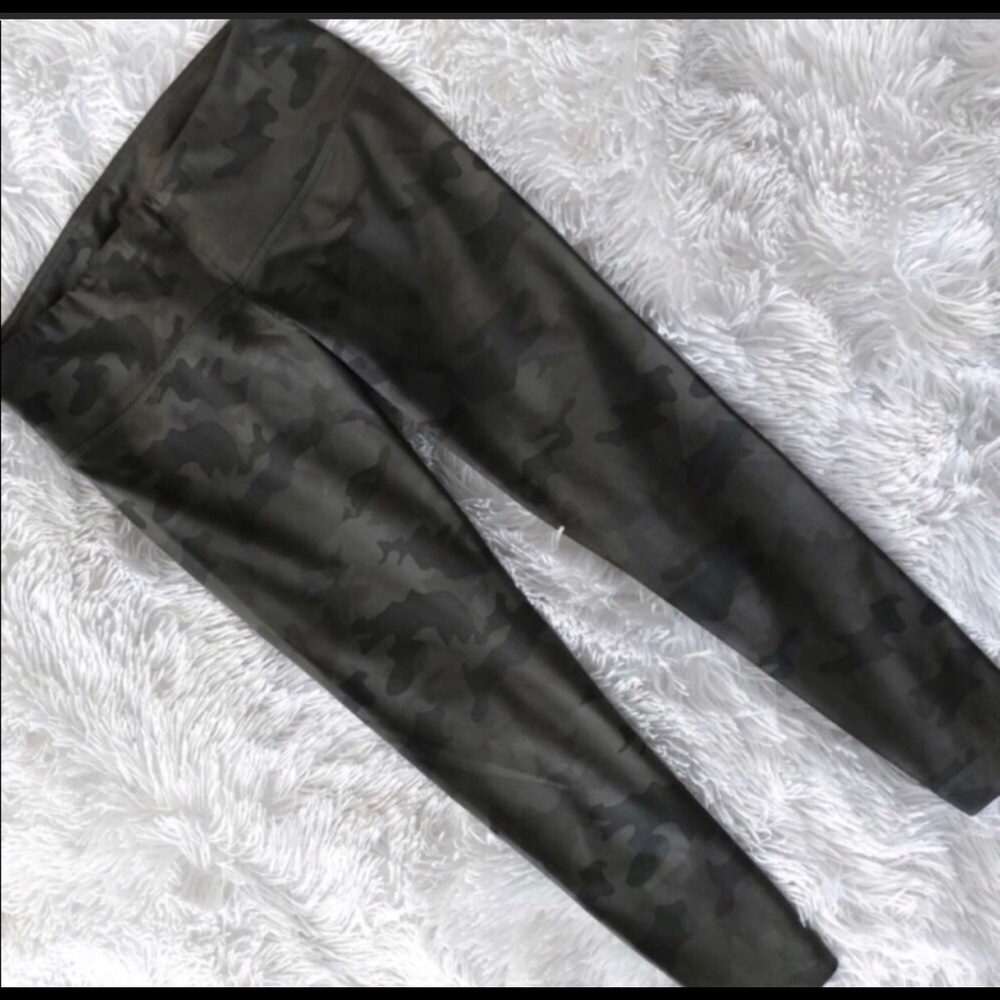 Lululemon camouflage wunder under crops